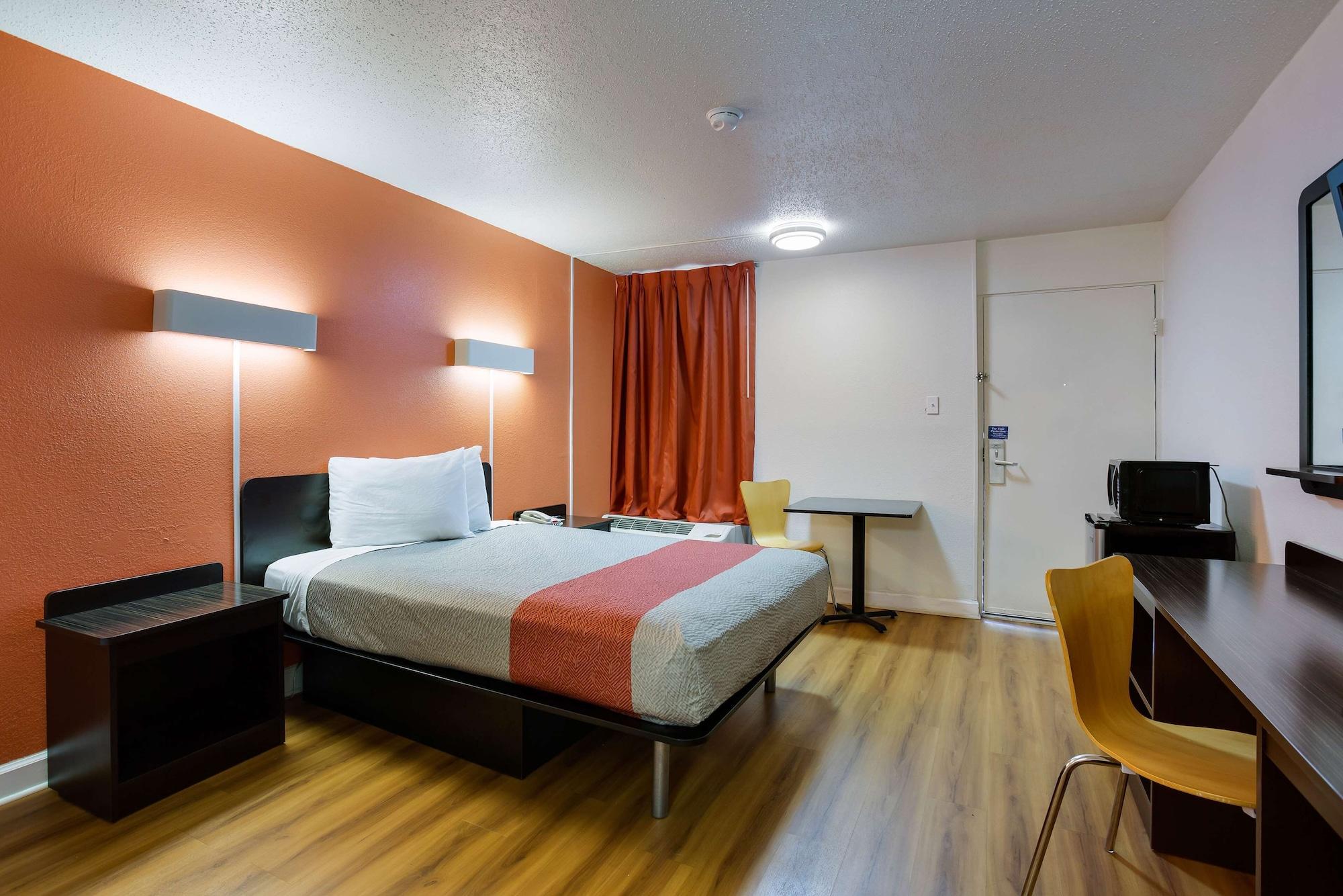 Hotel 6-gainesville, Fl 2*