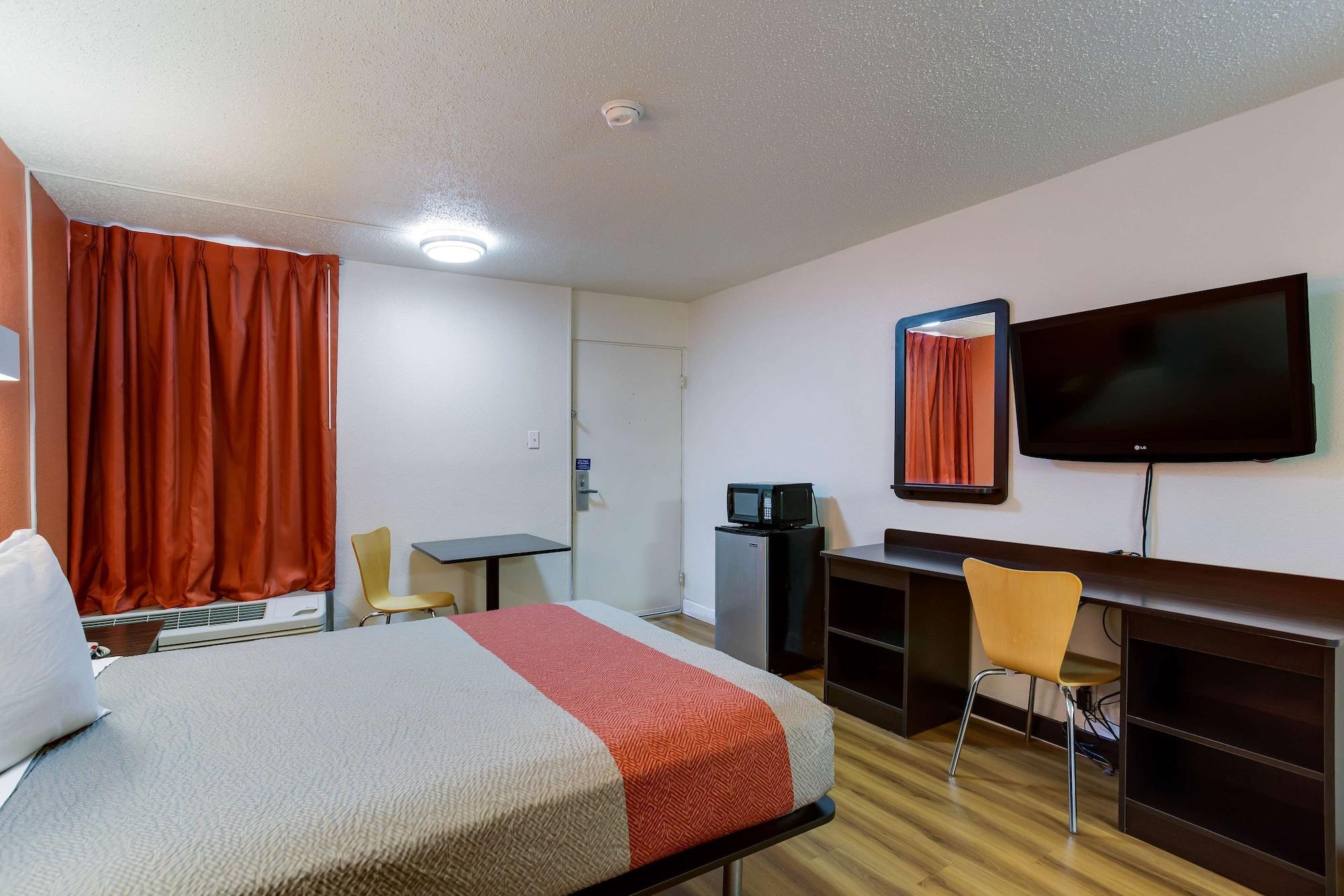 Hotel 6-gainesville, Fl 2*