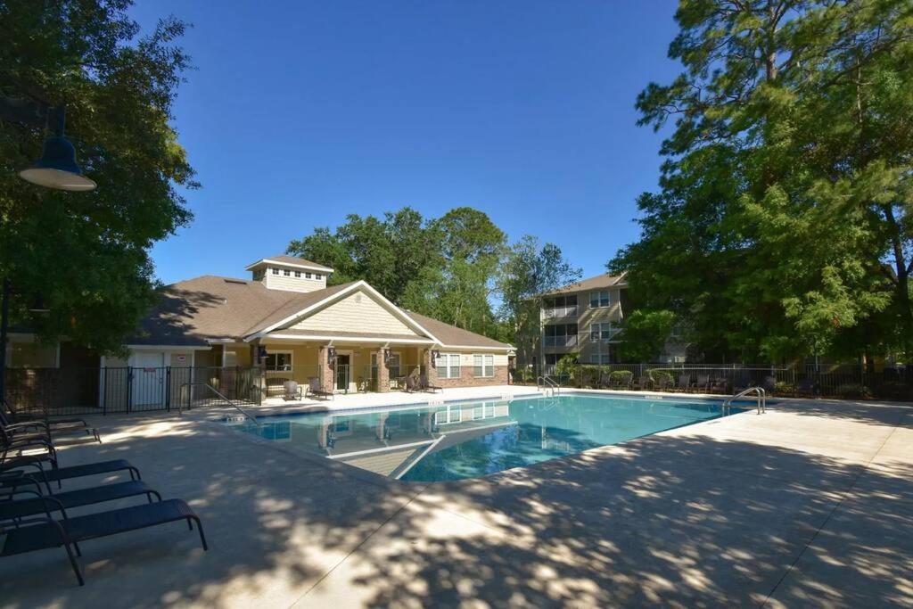 Restful Refuge 2 Bedroom Boutique W Pool & Gym Holiday home *