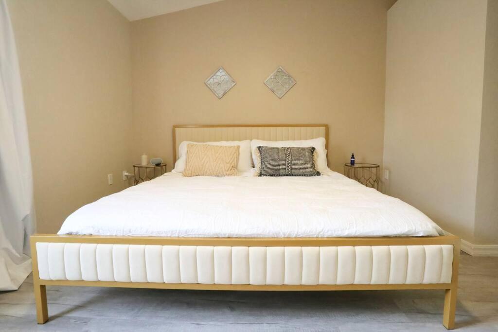 Stylish Sanctuary King Beds Upscale Holiday home Gainesville