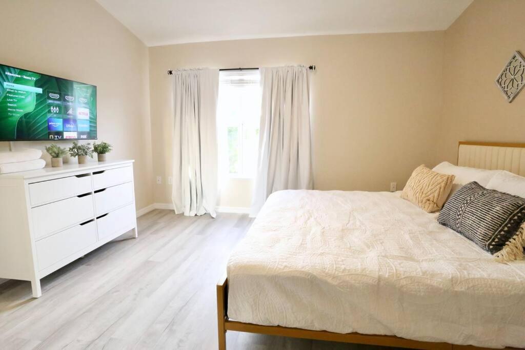 Stylish Sanctuary King Beds Upscale Holiday home