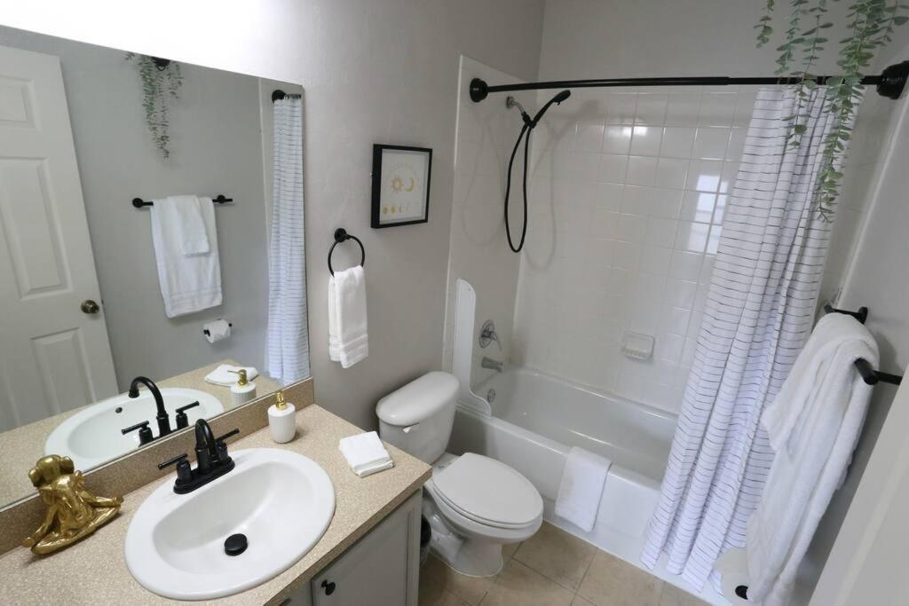 Renovated Modern Industrial 2 Bedroom Casa de férias Gainesville