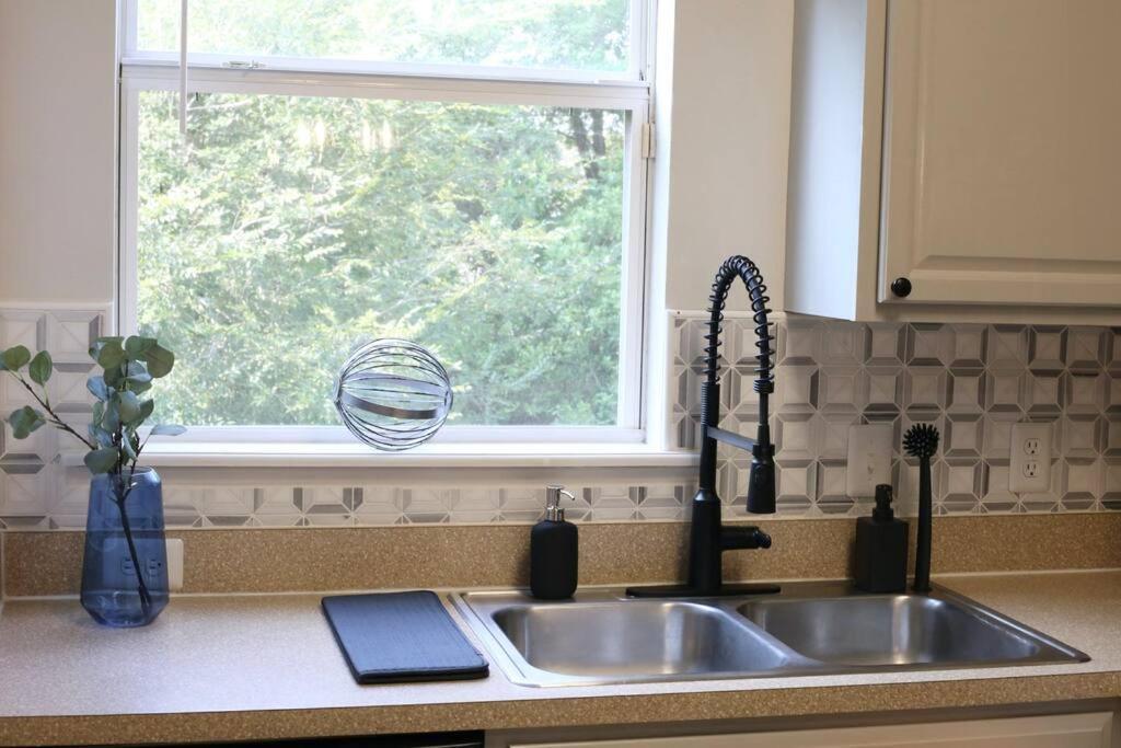 Renovated Modern Industrial 2 Bedroom *