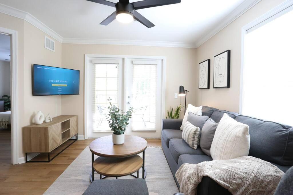 Restful Refuge 2 Bedroom Boutique W Pool & Gym Holiday home Gainesville