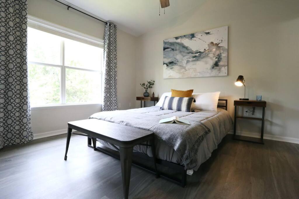 Renovated Modern Industrial 2 Bedroom Casa de férias Gainesville