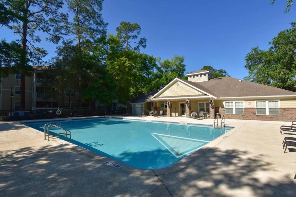 Restful Refuge 2 Bedroom Boutique W Pool & Gym Holiday home *