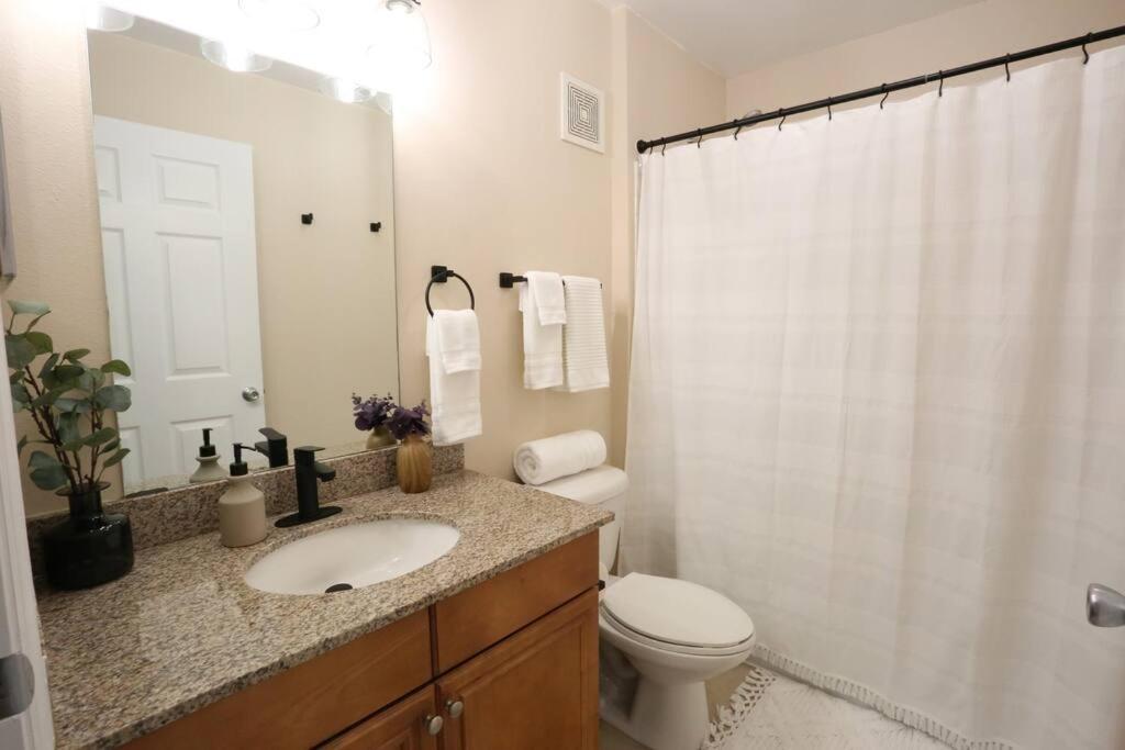 Holiday home Restful Refuge 2 Bedroom Boutique W Pool & Gym *