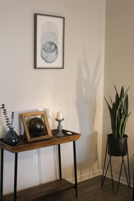 Renovated Modern Industrial 2 Bedroom * Gainesville