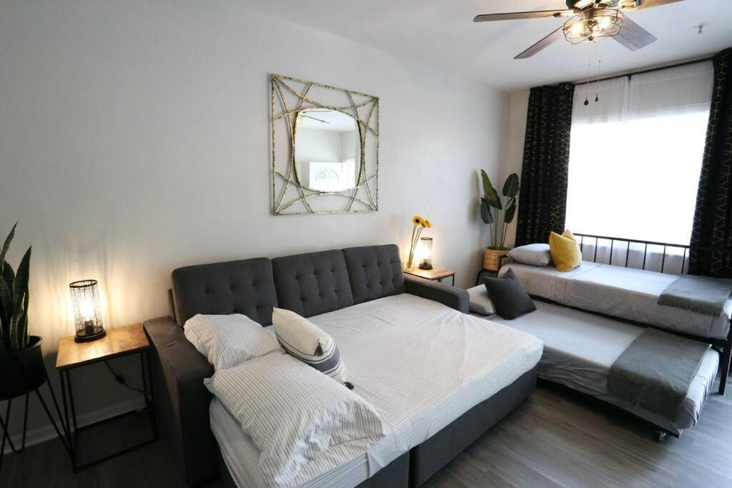 Renovated Modern Industrial 2 Bedroom *