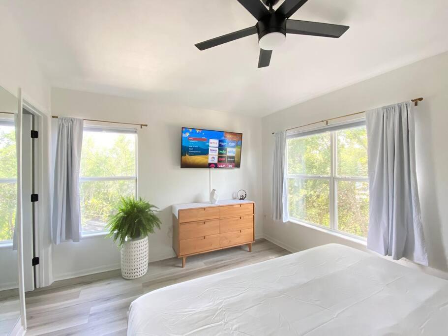 Sanctuary Bright 2 Bedroom King Holiday home Gainesville