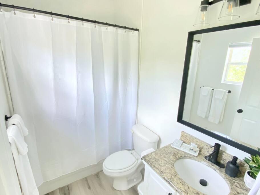 Sanctuary Bright 2 Bedroom King * Gainesville