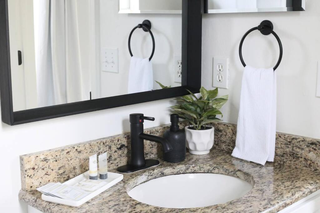 Sanctuary Bright 2 Bedroom King * Gainesville