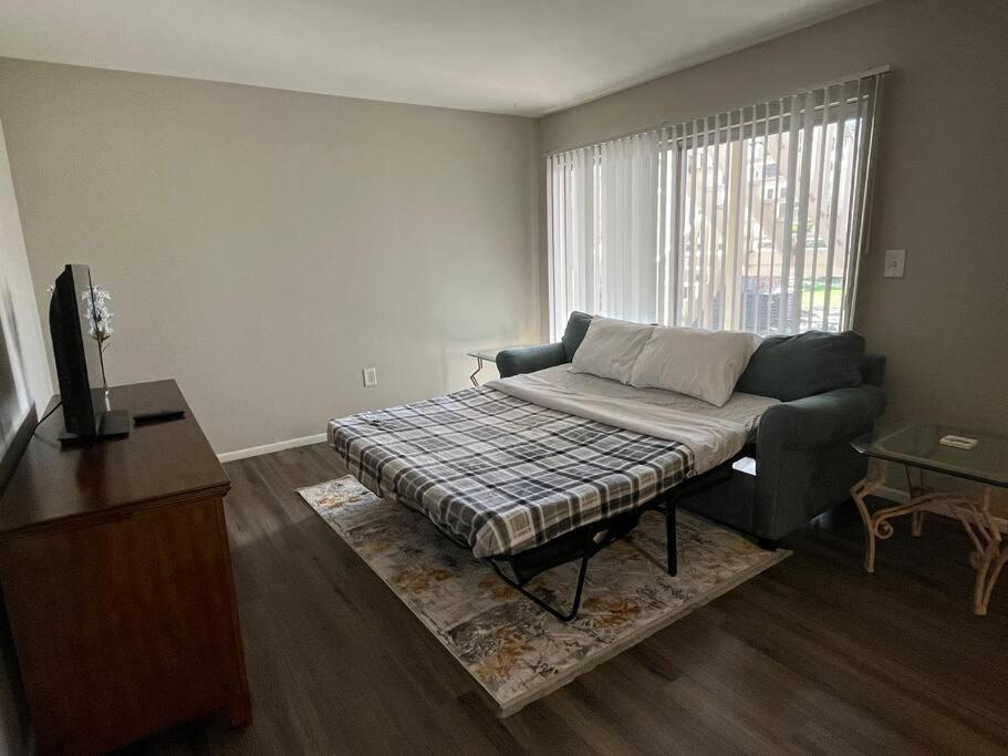Cozy Retreat 1.8 Mi To Stadium *
