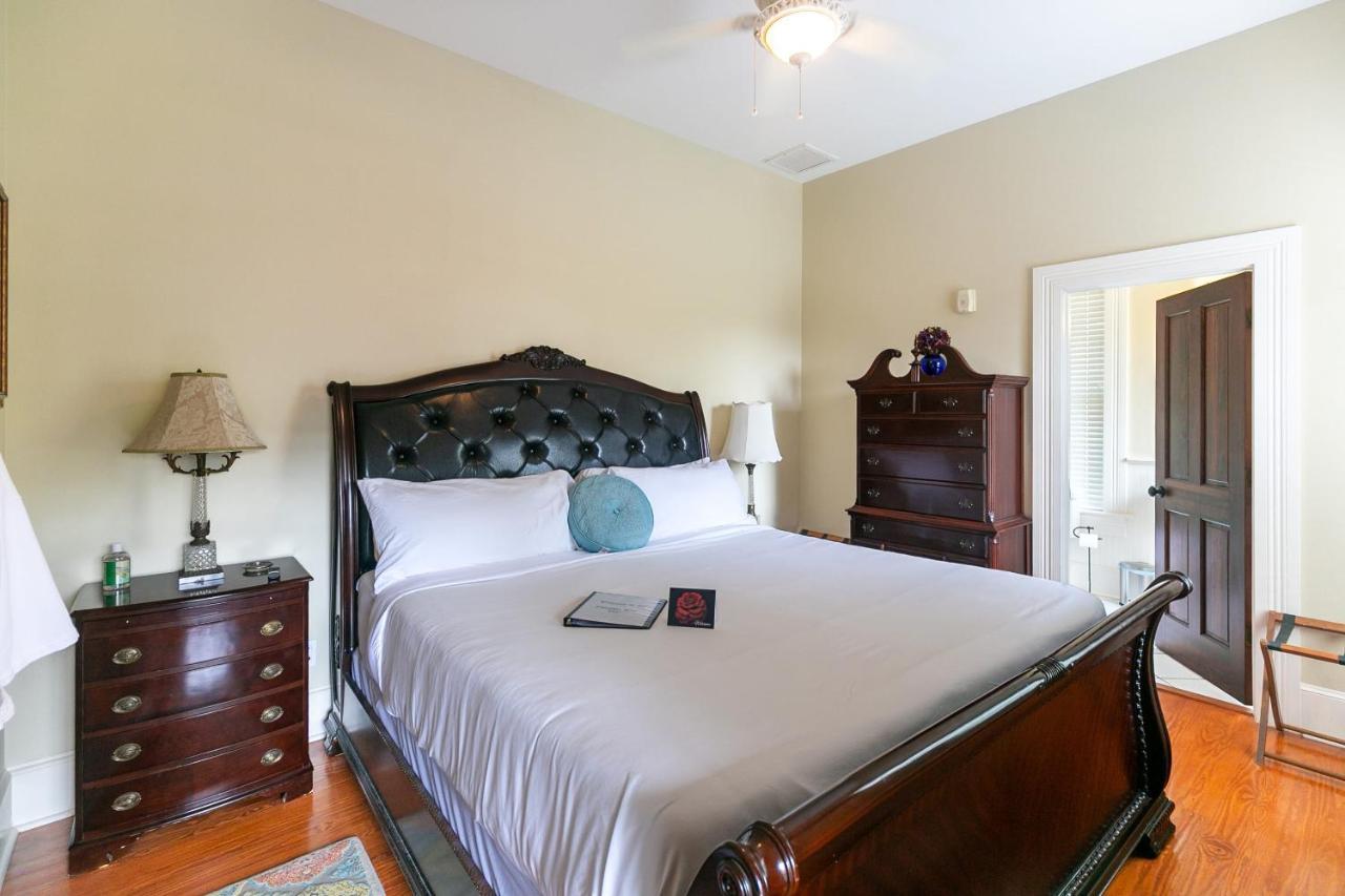Stardust At The Camellia Rose Downtown Bed & Breakfast *