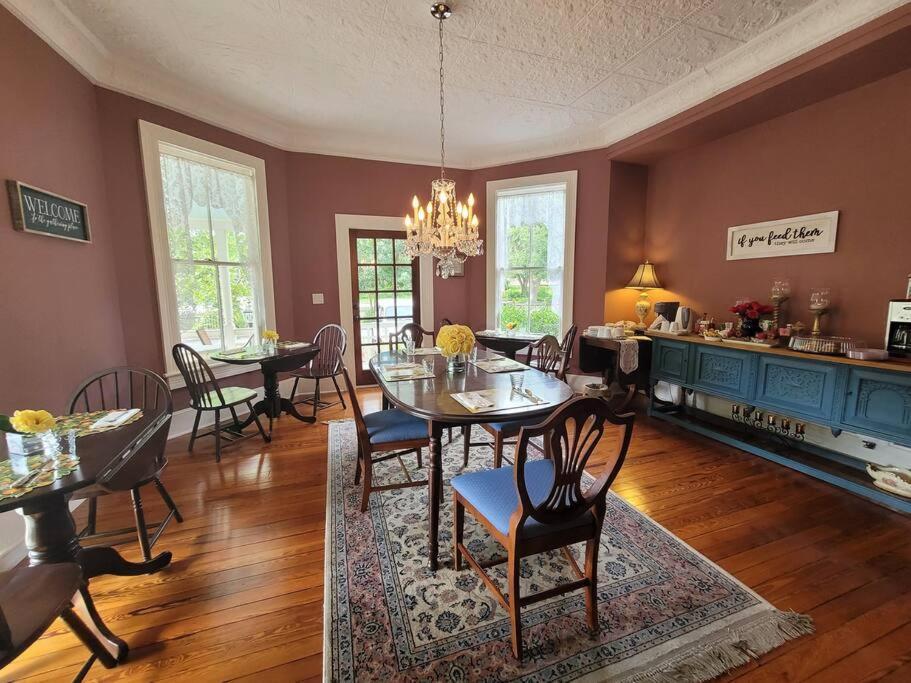Bed & Breakfast Lady Clare At Camellia Rose Downtown