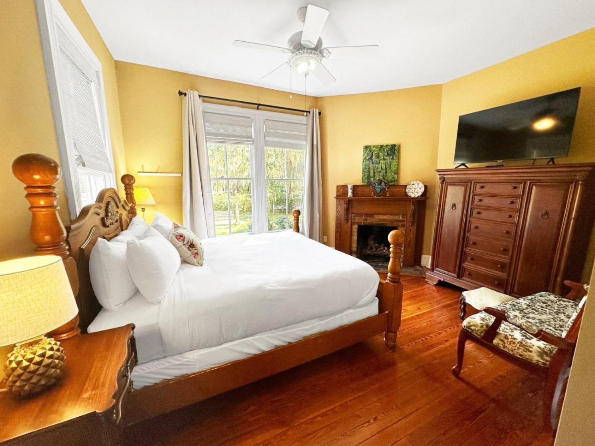 Bed & Breakfast Lady Clare At Camellia Rose Downtown