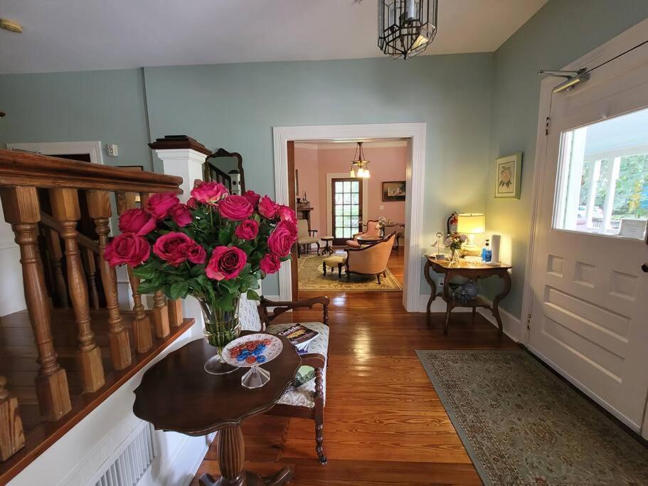 Lady Clare At Camellia Rose Downtown Bed & Breakfast Gainesville