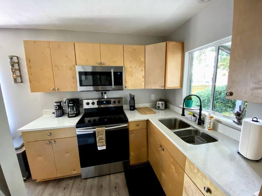 Cute Downtown By Depot Park Apartment *