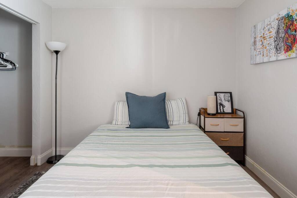 Cute Downtown By Depot Park Apartment *