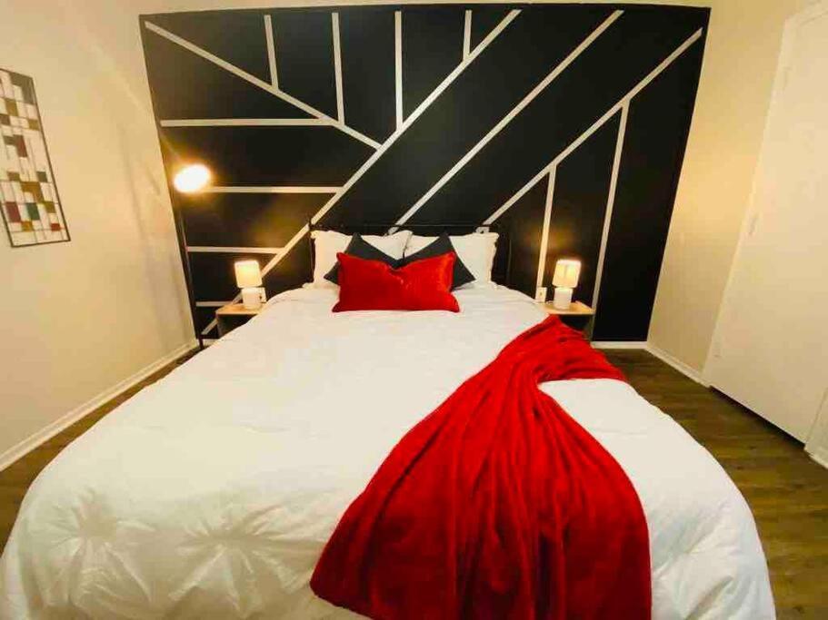 Rustic Luxe Loft , A King Bed Hideout With Edge Apartamento