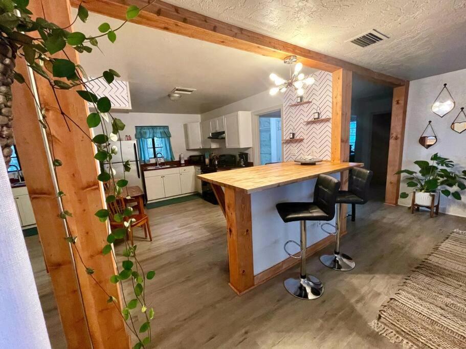Casa de férias 3br Downtown House With Yard By Uf