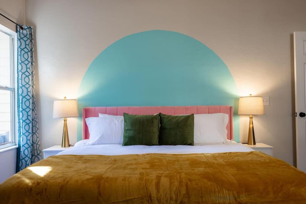 Your Uf Getaway: 1 Block From Campus - 4 Bd Haven Casa de férias *