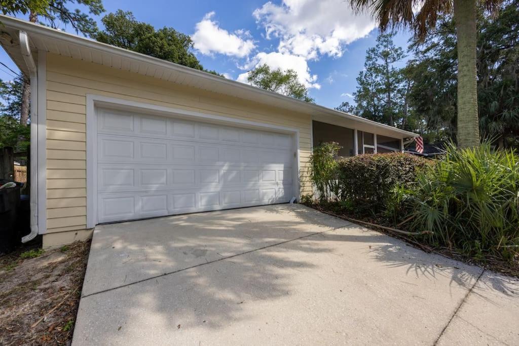 Casa de férias Your Uf Getaway: 1 Block From Campus - 4 Bd Haven