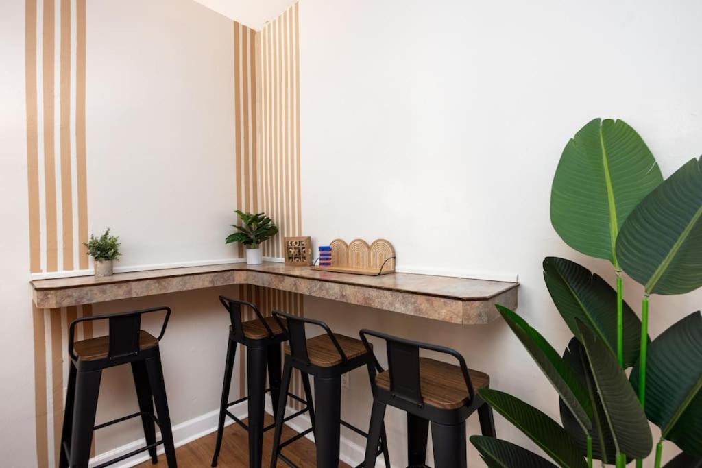 Your Uf Getaway: 1 Block From Campus - 4 Bd Haven Casa de férias *