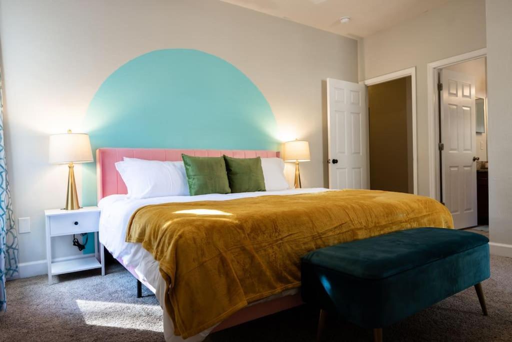 Casa de férias Your Uf Getaway: 1 Block From Campus - 4 Bd Haven *