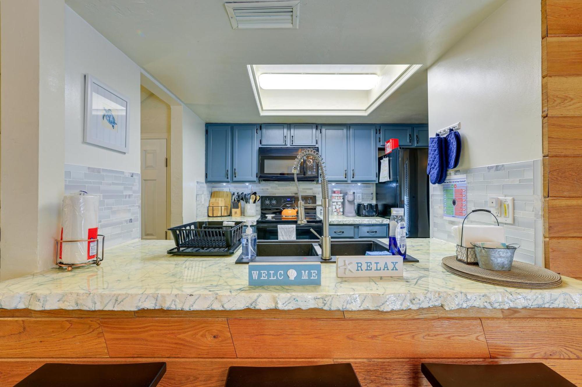 Townhome With Patio About 3 Mi To Uf!