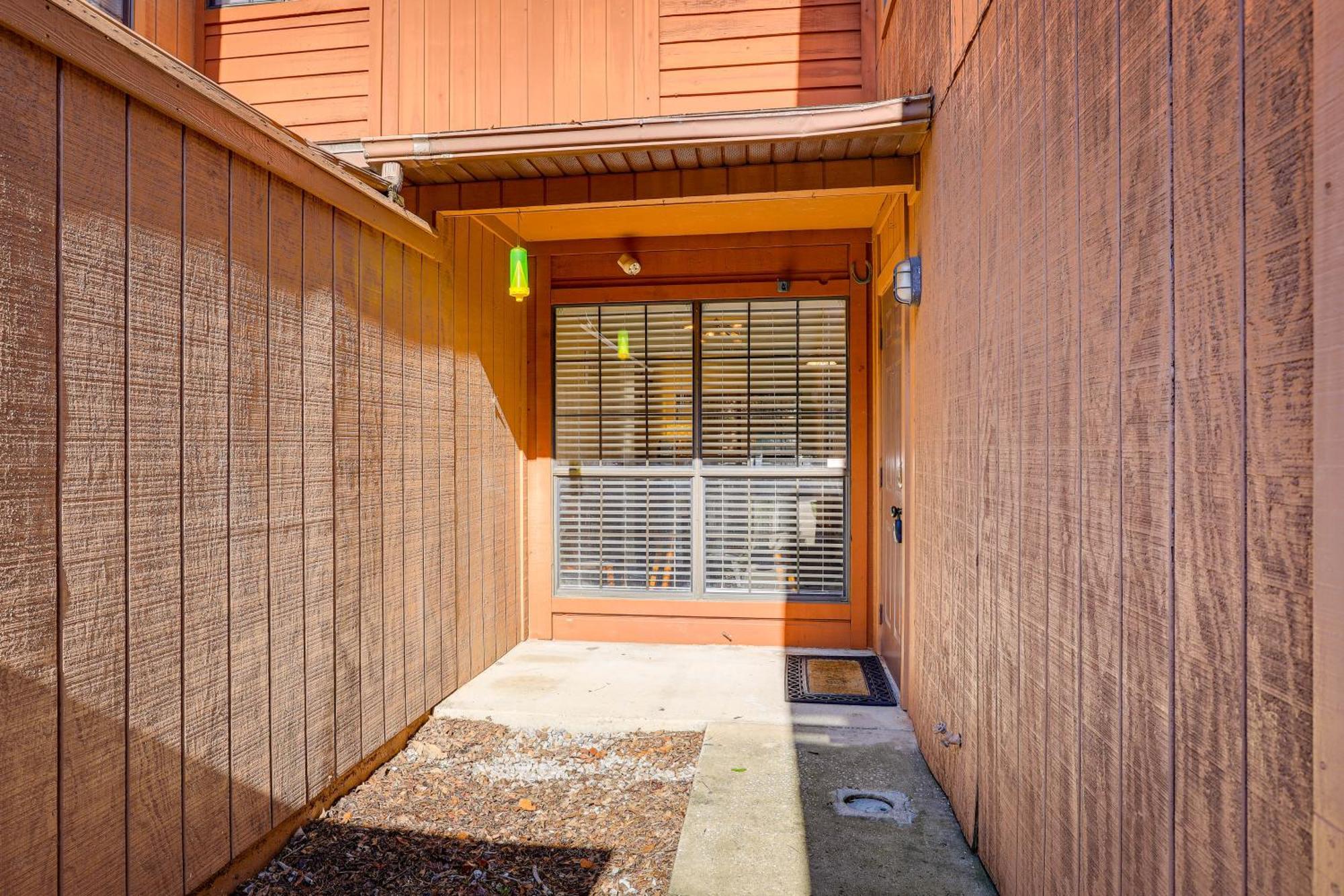Townhome With Patio About 3 Mi To Uf! Holiday home *