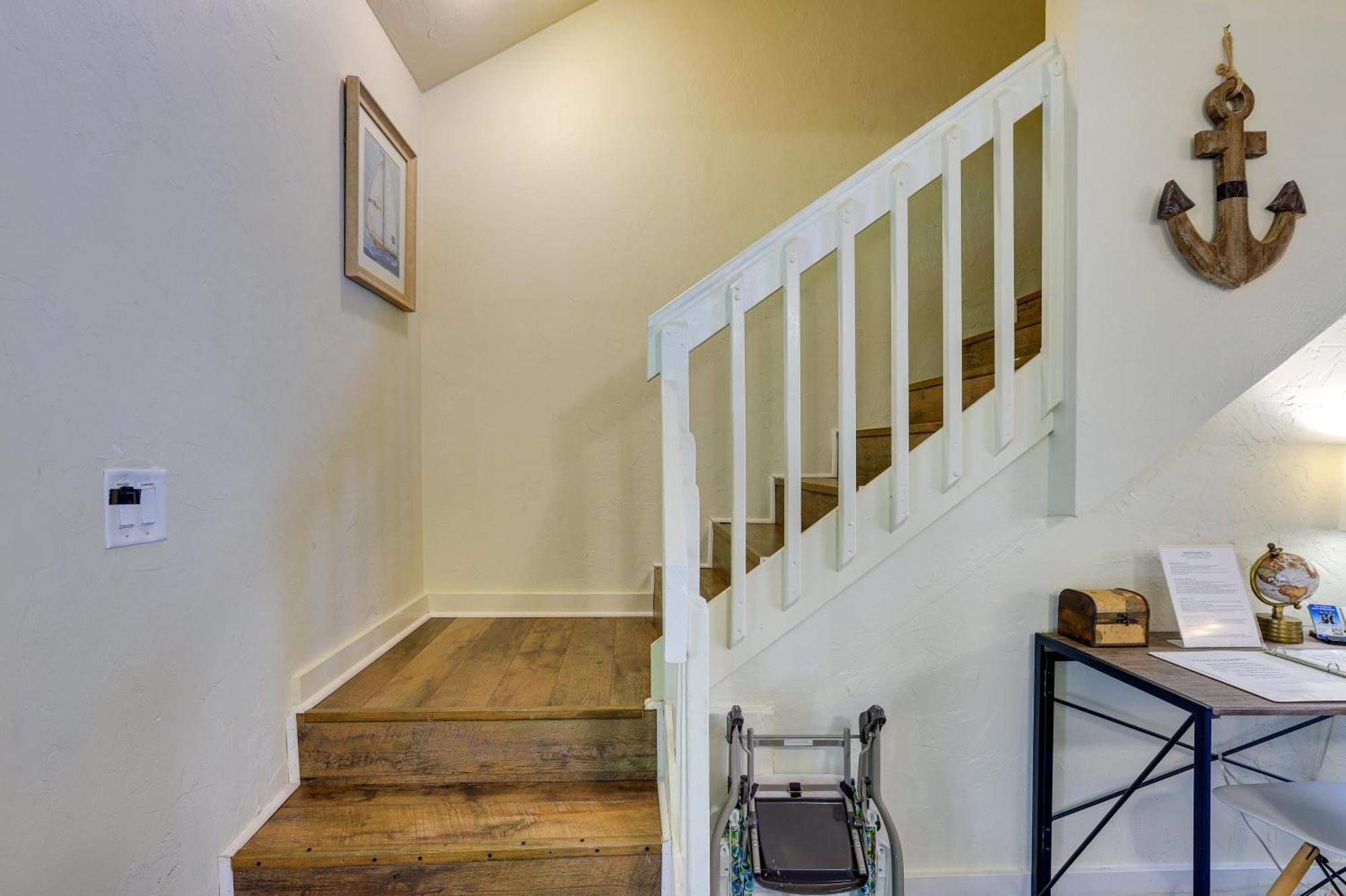 Townhome With Patio About 3 Mi To Uf!