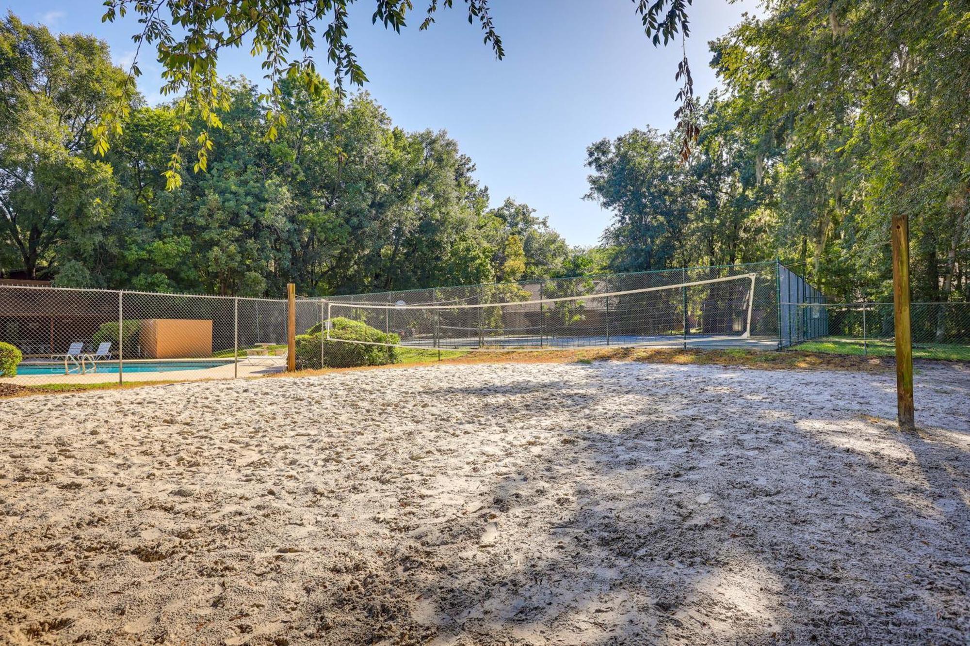 Townhome With Patio About 3 Mi To Uf! Holiday home