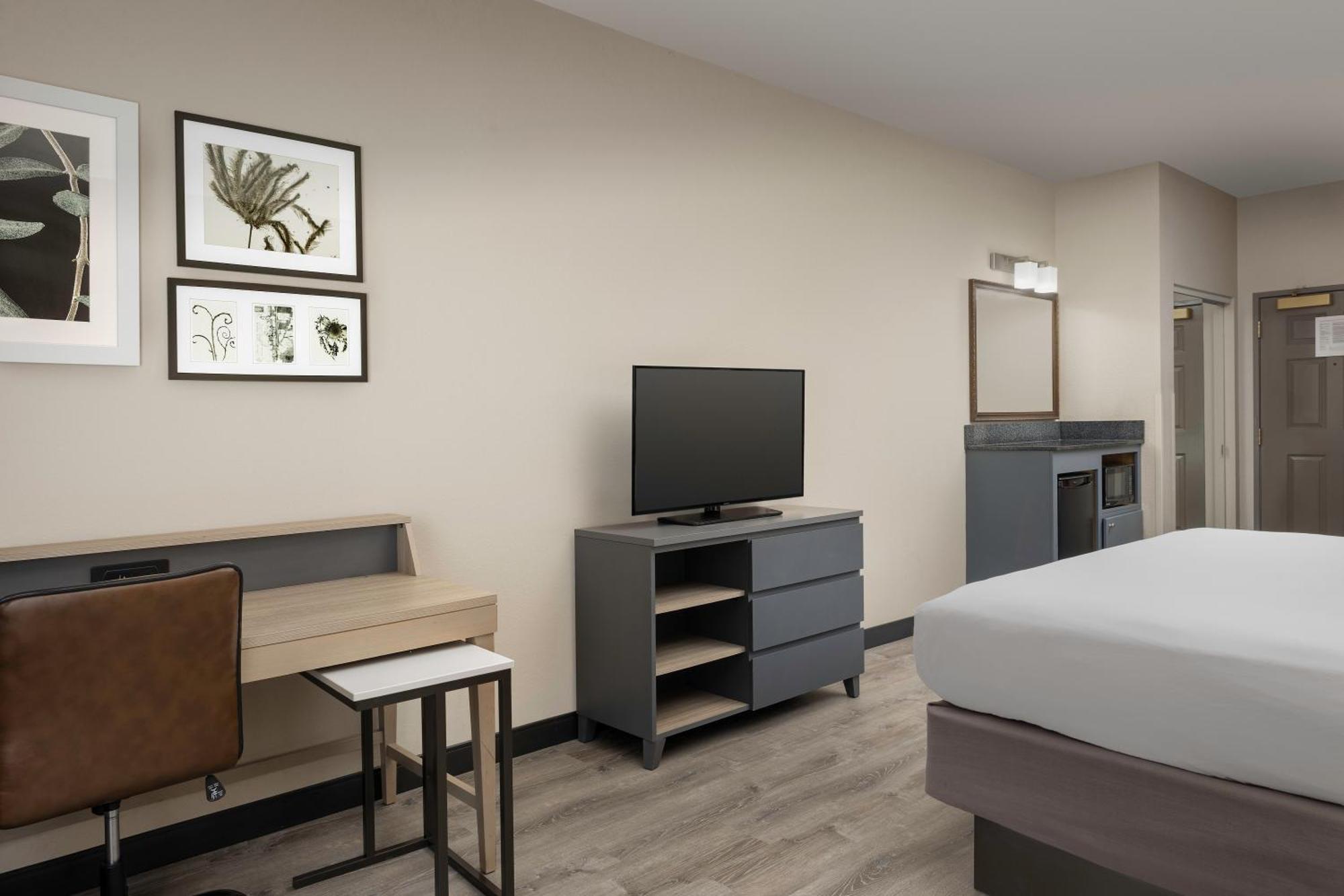 Country & By Radisson, Gainesville, Fl