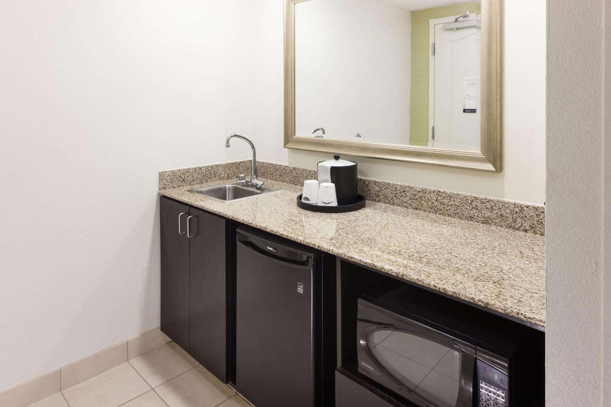 Hampton & Downtown Hotel 3*