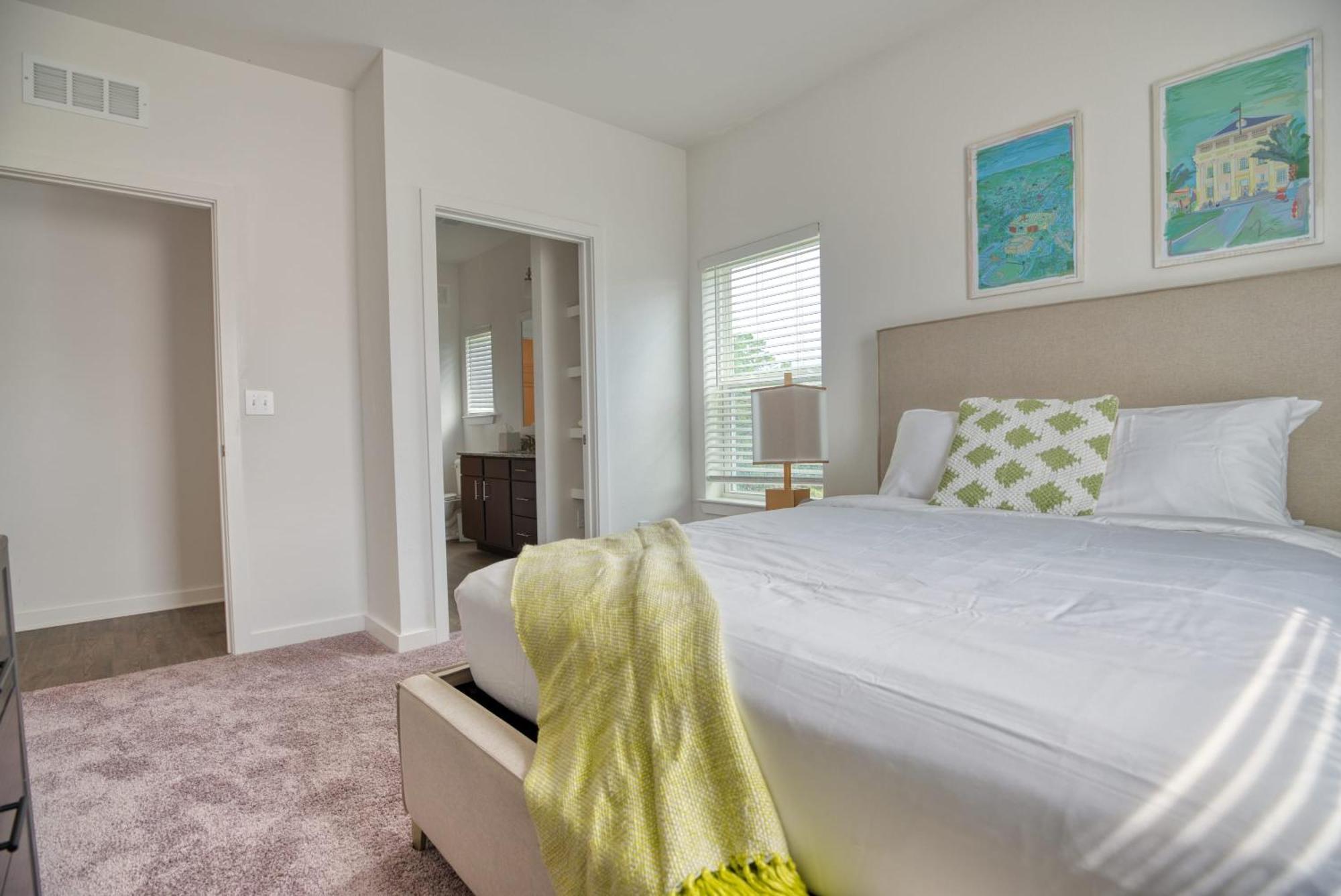 Grand Two Bedroom Two Bathroom With Balcony