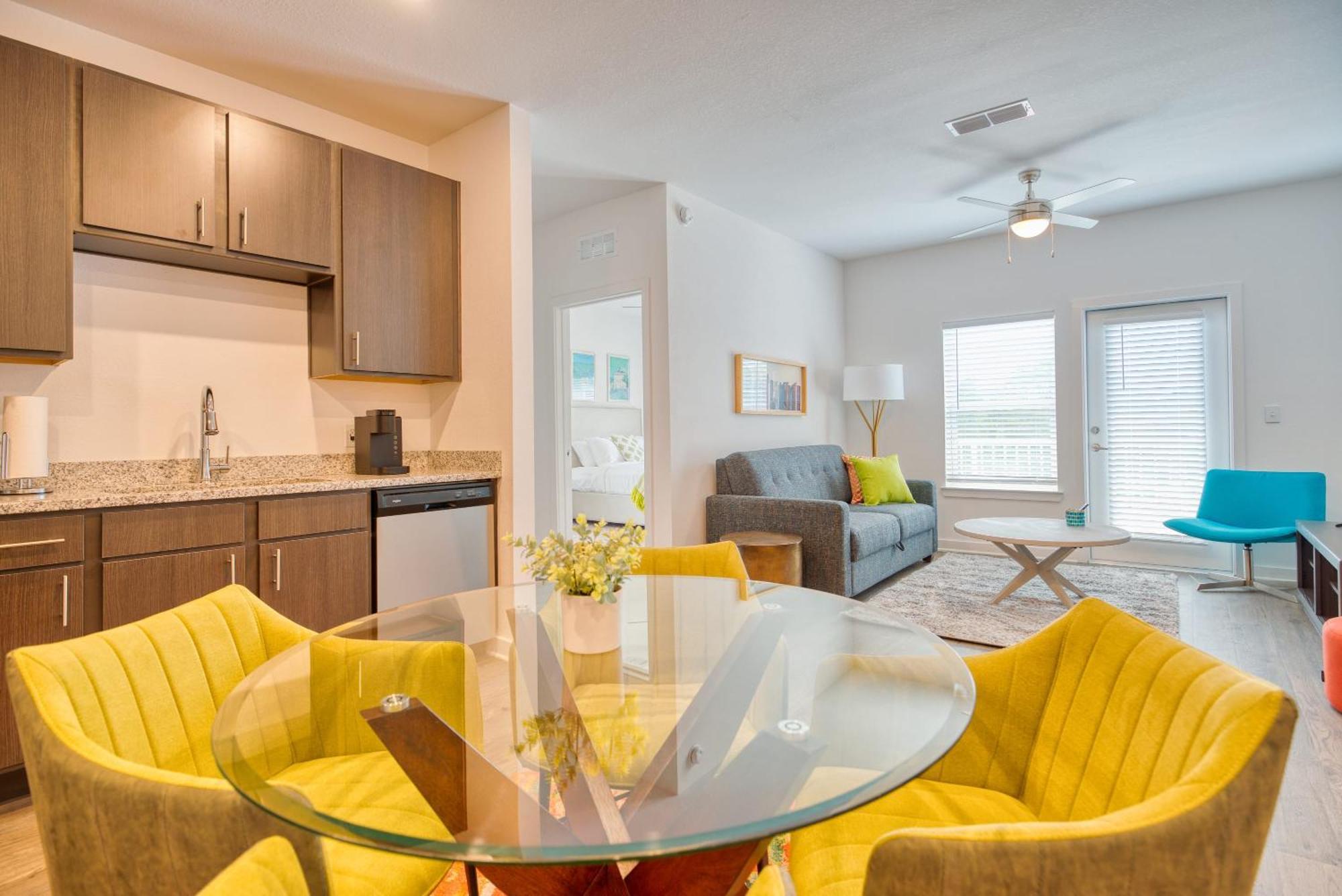 Grand Two Bedroom Two Bathroom With Balcony Apartment *