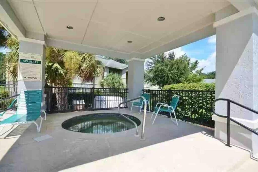 The Botanical Retreat, King Comfort & Poolside Peace Apartamento Gainesville