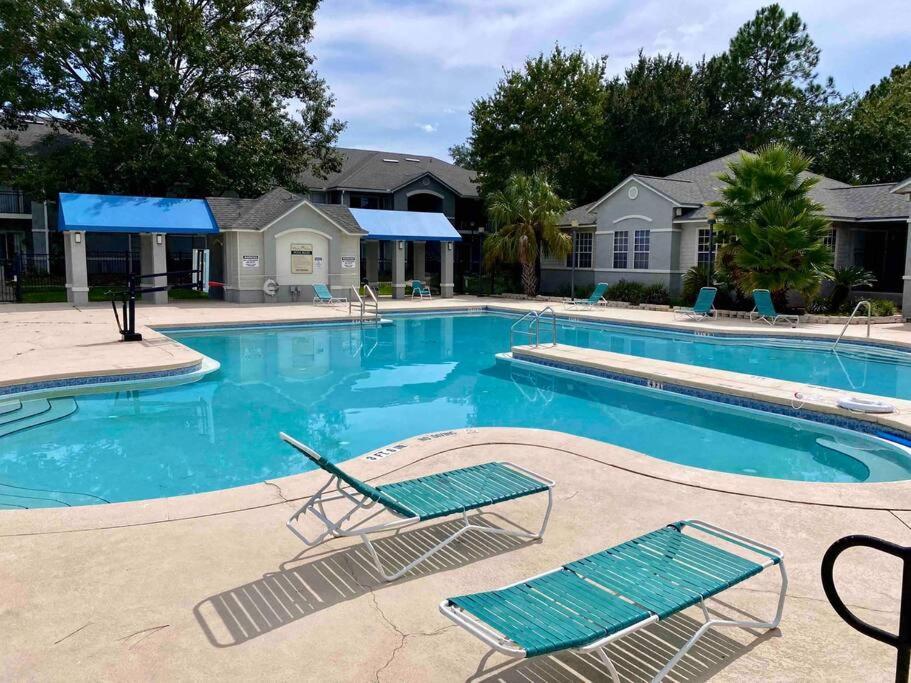 The Botanical Retreat, King Comfort & Poolside Peace Gainesville
