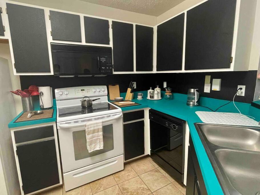 The Botanical Retreat, King Comfort & Poolside Peace Apartamento Gainesville