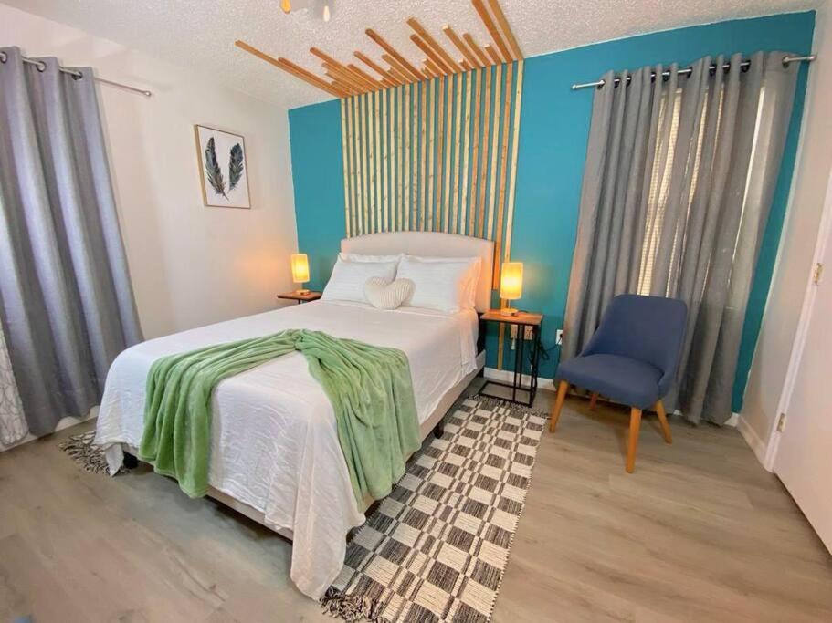 The Botanical Retreat, King Comfort & Poolside Peace Apartamento