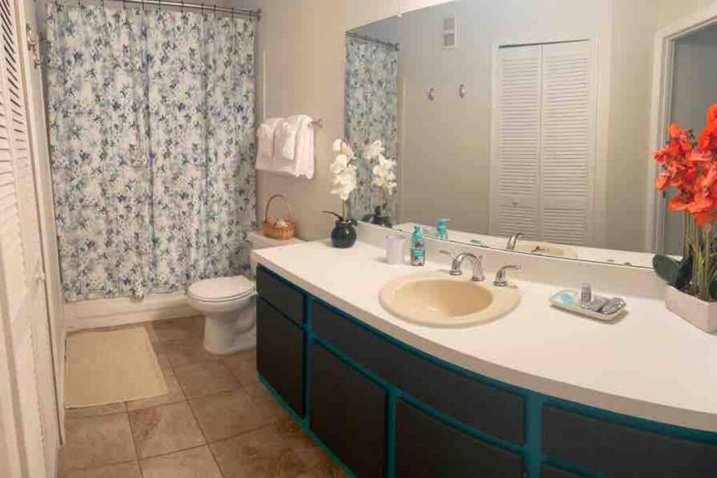 The Botanical Retreat, King Comfort & Poolside Peace Apartamento