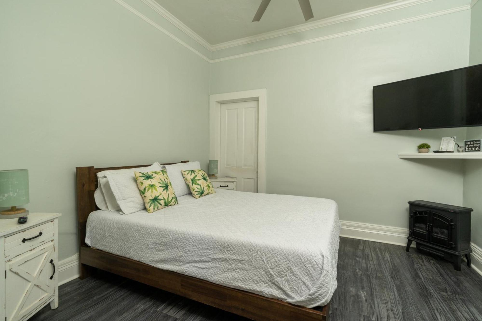 Hotel Depot Village Gainesville
