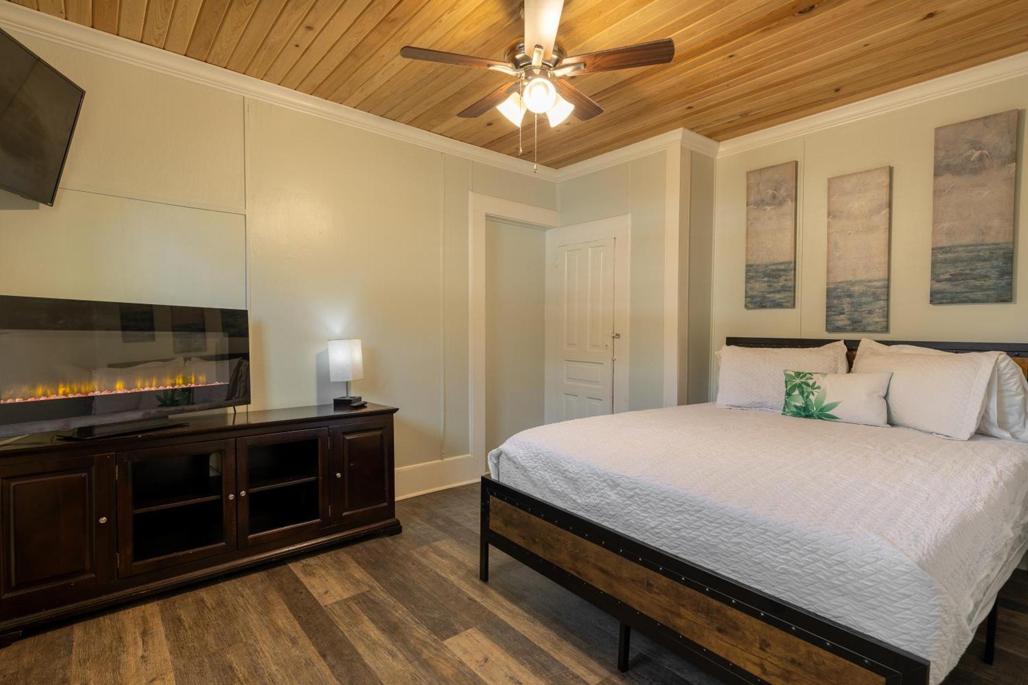 Hotel Depot Village Gainesville