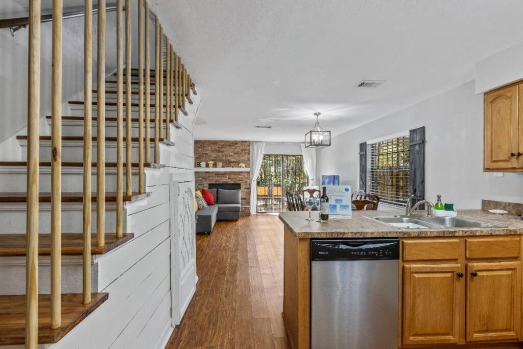 Family Friendly Townhouse With Reading Nook And Bike Apartment