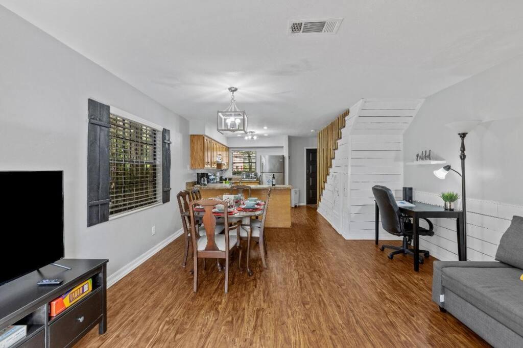 Family Friendly Townhouse With Reading Nook And Bike Apartment