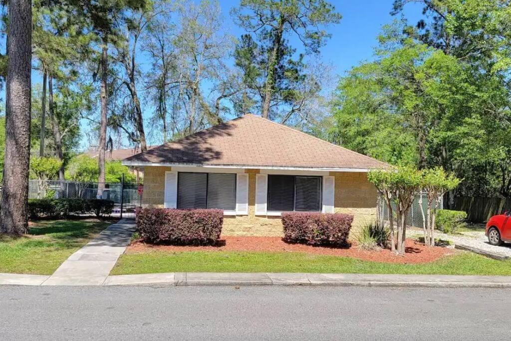 Family Friendly Townhouse With Reading Nook And Bike Apartment Gainesville