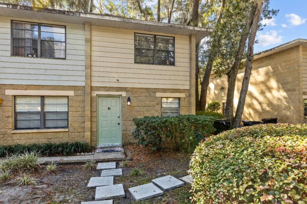 Apartment Family Friendly Townhouse With Reading Nook And Bike