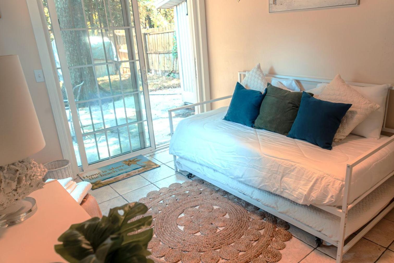 Charm- Cozy, Comfortable, Convenient Holiday home Gainesville