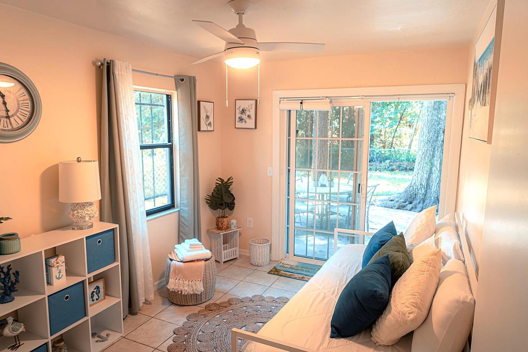 Charm- Cozy, Comfortable, Convenient Holiday home *